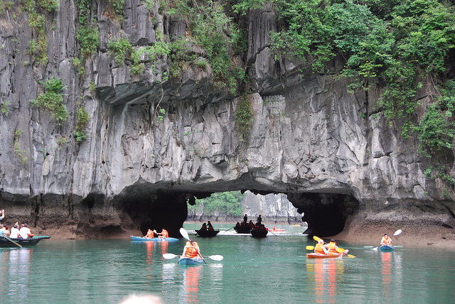 Hang Luồn - điểm du lịch Hạ Long