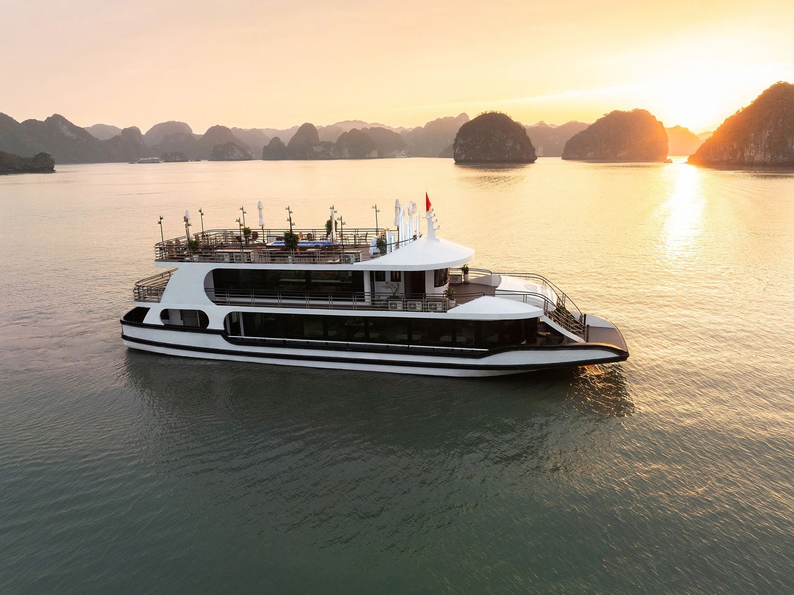Royal Cruise QN - 9289 - Tàu du lịch tại Hạ Long