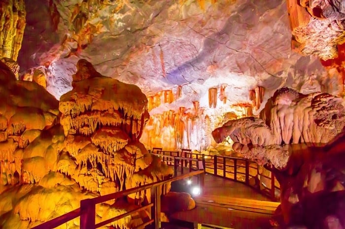 Hang Đầu Gỗ - điểm du lịch Hạ Long