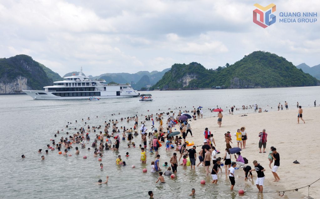 Hè về vui chơi, tắm mát tại đảo Ti-Tốp trên vịnh Hạ Long