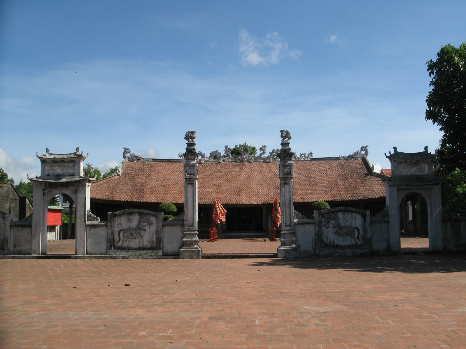 Đình Trà Cổ - điểm du lịch Hạ Long