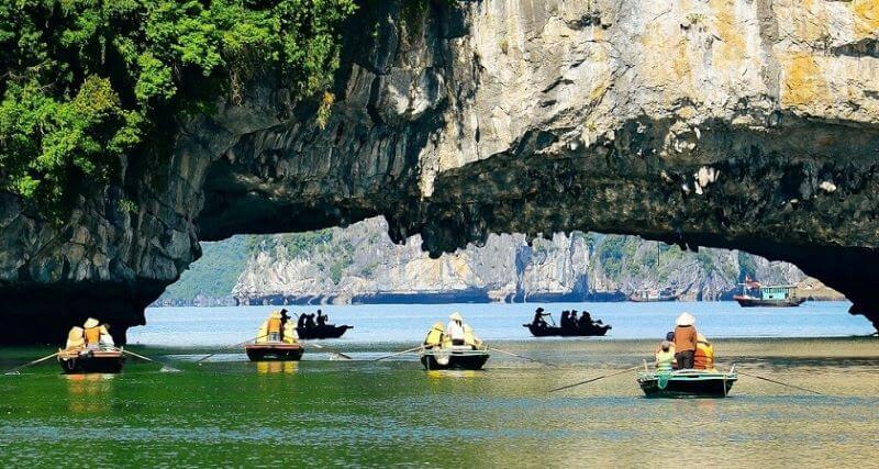 Hang Luồn — trải nghiệm chèo thuyền nan độc đáo trên vịnh
