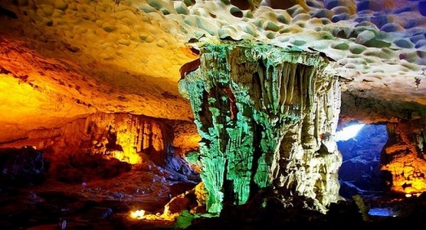 Động Thiên Cung: Cung điện huyền ảo giữa lòng vịnh Hạ Long